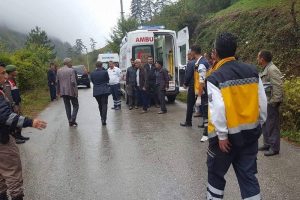 İş makinesi devrildi: 1 &ouml;l&uuml;, 2 yaralı