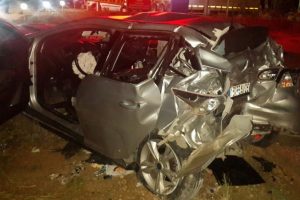 Bursa'da hurdaya d&ouml;nen otomobilden sağ &ccedil;ıktı