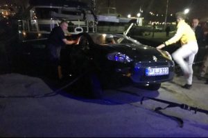 Otomobili denize d&uuml;şmekten vatandaşlar kurtardı