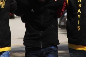 D&uuml;ğ&uuml;n&uuml; kana bulayan 2 zanlı tutuklandı