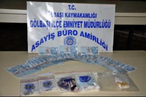 Arama yapılan otomobilde sahte banknot ve uyuşturucu ele ge&ccedil;irildi