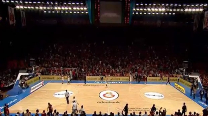 Galatasaray ma&ccedil;ında hakemler sahayı terk etti!