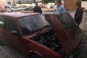 Yanan otomobiline tekme attı