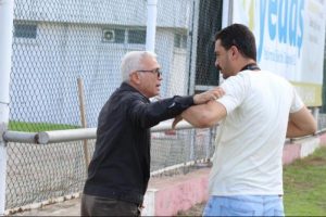 Samsunsporlu y&ouml;netici, gazeteciyi yaka pa&ccedil;a idmandan atmak istedi
