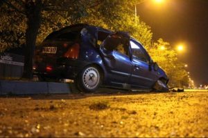 Takla atan otomobildeki 3 kişi yaralandı