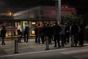 Bursa'da gece yarısı İphone 7 kuyruğu