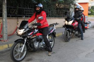 Bursa'da &ouml;ğretmen &ccedil;ift motosikletle 60 kilometre yol kat ederek okula gidiyor