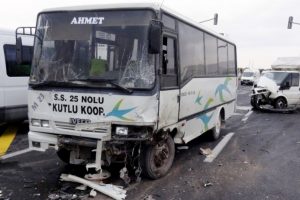 &Ouml;ğrenci servisi iki kamyonete &ccedil;arptı: 12 yaralı