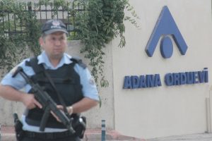 Orduevi &ouml;n&uuml;nde pe&ccedil;eli erkek alarmı