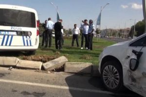 Bakan T&uuml;fenkci'nin konvoyunda kaza