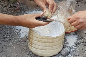 Ateşe verdikleri iş makinesinin &ccedil;evresine bomba tuzaklamışlar