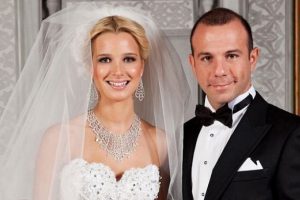Oğlunu okula l&uuml;ks tekneyle g&ouml;t&uuml;rmesi olay oldu!