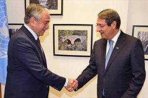 Akıncı ve Anastasiadis ara b&ouml;lgede bir araya geldi