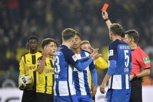 Emre Mor kırmızı kartla oyundan atıldı