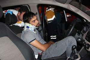 Virajı alamayan s&uuml;r&uuml;c&uuml; otomobili ile bankamatiğe daldı