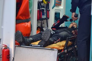 Yunus ekibine otomobil &ccedil;arptı: 1'i ağır 2 polis yaralı