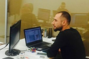 &Uuml;nl&uuml;lere şantaj yapan hacker: "50 yıl sonraki teknoloji ile yakalanabilirim"