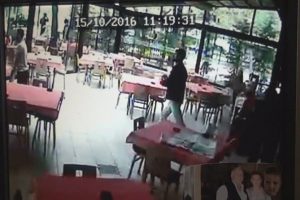 Deprem anındaki kısa s&uuml;reli panik, g&uuml;venlik kameralarına b&ouml;yle yansıdı