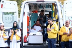 Şehit oğlunu ambulans i&ccedil;inde uğurladı