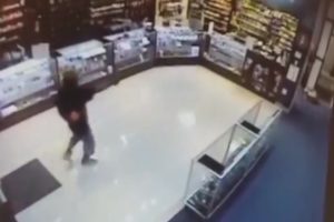 Silahlı soyguncu sert kayaya &ccedil;arptı