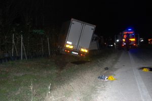 Motosikletli gen&ccedil;ler kamyon altında can verdi
