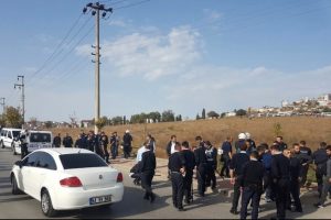 Araması olan şahıs polisle &ccedil;atıştı, yakınları polise saldırdı