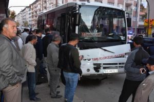 Sivas'ta minib&uuml;s ile halk otob&uuml;s&uuml; &ccedil;arpıştı: 9 yaralı