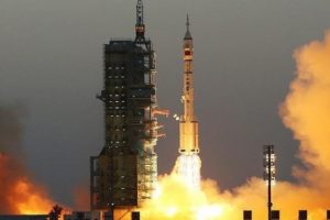 &Ccedil;in, i&ccedil;inde 2 astronot bulunan uzay aracı fırlattı