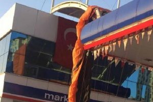 Y&ouml;n&uuml;n&uuml; şaşıran paraş&uuml;t&ccedil;&uuml; akaryakıt istasyonu iniş yaptı
