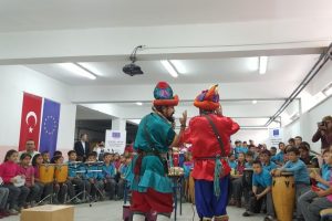 Bursa'da &ouml;ğrencilere AB'yi Hacivat ve Karag&ouml;z anlattı