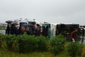 Rize'de yolcu midib&uuml;s&uuml; devrildi: 27 yaralı