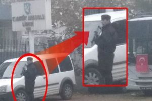 Kadık&ouml;y Anadolu Lisesi &ouml;n&uuml;nde eli silahlı polis