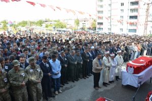 Şehit uzman &ccedil;avuşu binler uğurladı