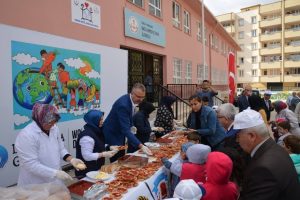 D&uuml;nya Gıda G&uuml;n&uuml;nde Bursalı &ouml;ğrencilere sal&ccedil;alı ekmek