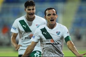 Bursasporlu Batalla 4 gol 3 asistle zirveye ortak oldu