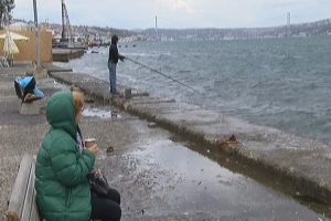 İstanbul'da şiddetli r&uuml;zgar zor anlar yaşattı