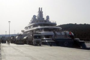 &Uuml;nl&uuml; şarkıcının nişanlısının yatına 1 milyon 800 bin TL'lik yakıt