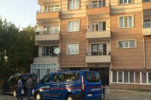 Balkon korkulukları koptu: 1 &ouml;l&uuml;, 1 yaralı