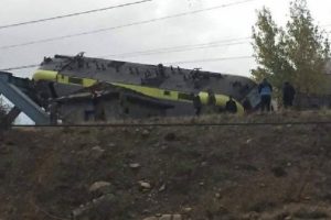 Sivas'ta y&uuml;k treni ile manevra treni &ccedil;arpıştı, 4 makinist yaralı