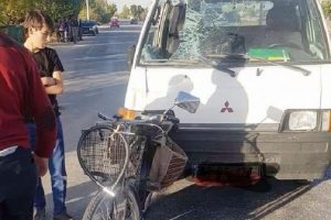 Minib&uuml;s&uuml;n &ccedil;arptığı bisiklet s&uuml;r&uuml;c&uuml;s&uuml; &ouml;ld&uuml;