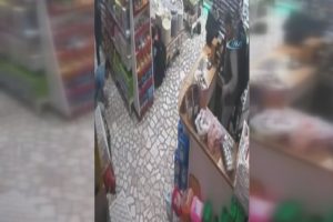 Silahlı soygun sırasında &ccedil;ocuklarına b&ouml;yle sarıldı