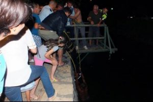 Dereye d&uuml;şen alkoll&uuml; genci mahalle sakinleri kurtardı