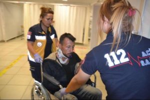 İki otomobil &ccedil;arpıştı: 2'si ağır 6 yaralı