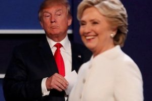 Clinton ve Trump son kez 'kozlarını paylaştı'