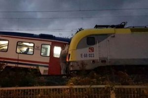 Sakarya'da 2 tren &ccedil;arpıştı: 2 yaralı