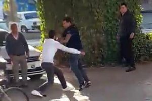 Tartıştığı s&uuml;r&uuml;c&uuml;y&uuml; bı&ccedil;aklayıp, ka&ccedil;tı