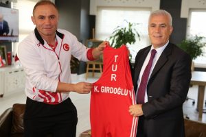 Bursalı sporcu şampiyonluk formasını Bozbey'e armağan etti