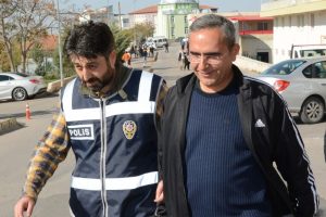 Eski rekt&ouml;r ve &uuml;niversite g&ouml;revlilerine FET&Ouml; operasyonu