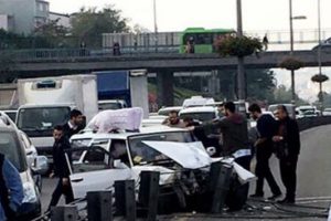Otomobil, metrob&uuml;s bariyerine &ccedil;arptı