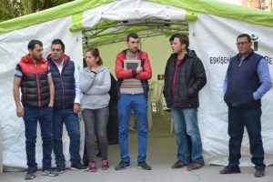 Elinde fotoğrafıyla şehit kardeşinin naaşını bekliyor